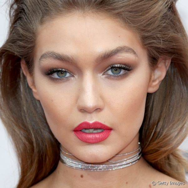 A maquiagem de Gigi Hadid feita com batom vermelho melancia matte e sombra prata tamb?m ? uma inspira??o leve e poderosa para o R?veillon